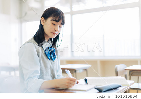 教室で勉強する女子高生 101010904