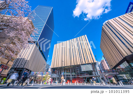 日本の東京都市景観 池袋駅東口にあるハレザ池袋や桜などを望む 日本の東京都市景観 池袋駅東口にあるハレザ池袋や桜などを望む 101011395