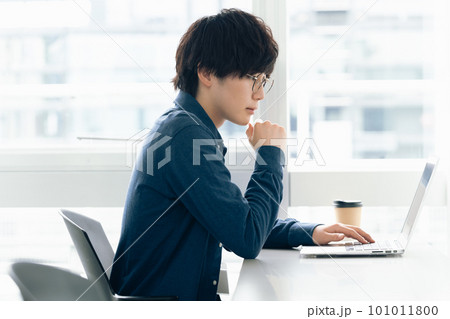 オフィスでパソコン操作するビジネスマン オフィスでパソコン操作するビジネスマン 101011800