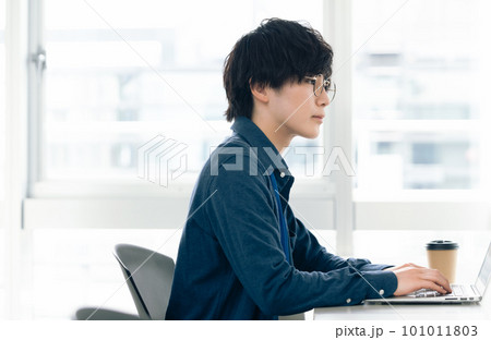 オフィスでパソコン操作するビジネスマン オフィスでパソコン操作するビジネスマン 101011803
