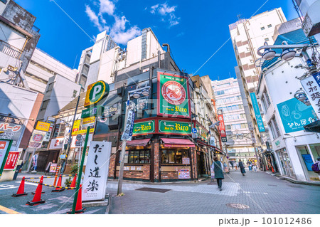 日本の東京都市景観 個人判断から1週間…池袋駅前のサンシャイン中央通りなどを望む…＝3月20日 101012486