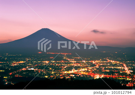 御殿場の夜景と夕暮れの富士山 101012794