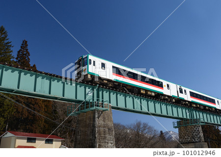 高橋川橋梁を走る陸羽東線の2両編成気動車 高橋川橋梁を走る陸羽東線の2両編成気動車 101012946