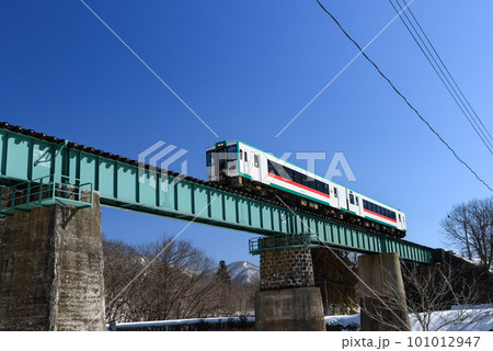 高橋川橋梁を走る陸羽東線の2両編成気動車 高橋川橋梁を走る陸羽東線の2両編成気動車 101012947