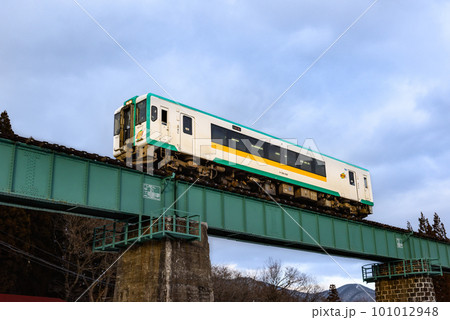 高橋川橋梁を走る陸羽東線の1両編成気動車 101012948