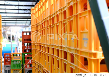 積まれた清酒のケース 101013178