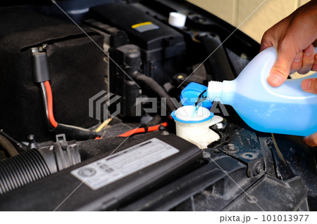 ウォッシャー液を注ぐ男性の手 ウォッシャー液を注ぐ男性の手 101013977
