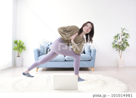 自宅でヨガレッスンを受講する若い女性 自宅でヨガレッスンを受講する若い女性 101014981