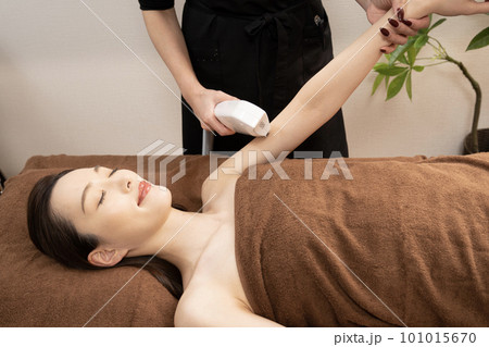 腕の脱毛の施術を受ける女性  (撮影協力 マカナニ) 101015670