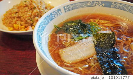 あっさりシンプルなラーメンと半チャーハンセット 101015777