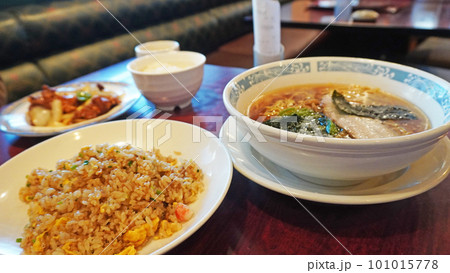 家族で中華レストランでの食事 家族で中華レストランでの食事 101015778