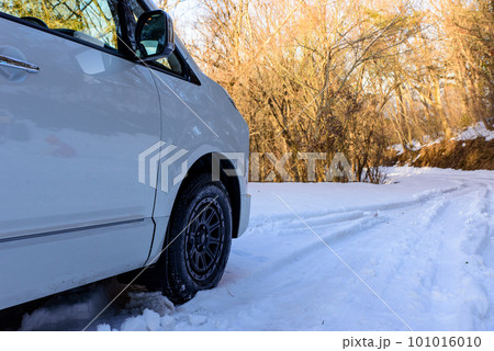 雪道を走る車 雪道を走る車 101016010