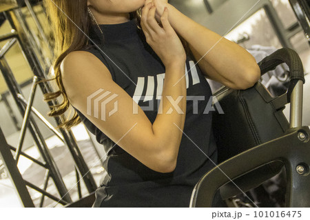 椅子に座った女性の細くしなやかな腕 101016475