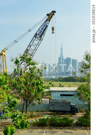 ベトナムホーチミンで見られる建設中の工事現場と高層ビル群の風景 ベトナムホーチミンで見られる建設中の工事現場と高層ビル群の風景 101016614