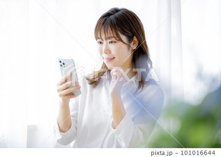 スマホを操作する若い女性 スマホを操作する若い女性 101016644