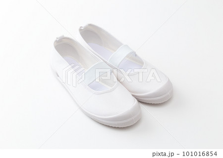 白い背景に置かれた上靴 101016854