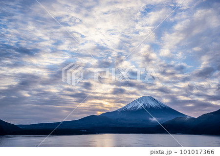 【山梨県】真冬の本栖湖から見た早朝の富士山 101017366