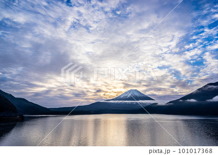 【山梨県】真冬の本栖湖から見た早朝の富士山 101017368
