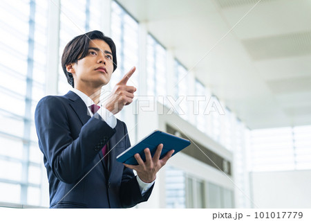 建物で指さし確認するビジネスマン 建物で指さし確認するビジネスマン 101017779