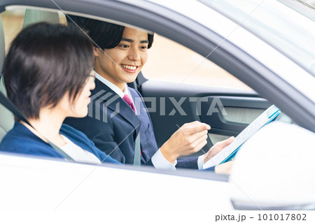 女性に運転を指導する男性 自動車教習所 試乗車 カーディーラー 女性に運転を指導する男性 自動車教習所 試乗車 カーディーラー 101017802