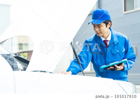 車のボンネットを開けて点検する男性作業員　自動車整備士 101017810
