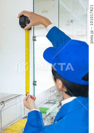 住宅の棚を測量する男性作業員 内装業者 住宅の棚を測量する男性作業員 内装業者 101017821