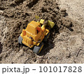 土を運ぶ車 101017828