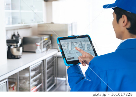 内装設計をタブレットで確認する作業員 内装設計をタブレットで確認する作業員 101017829
