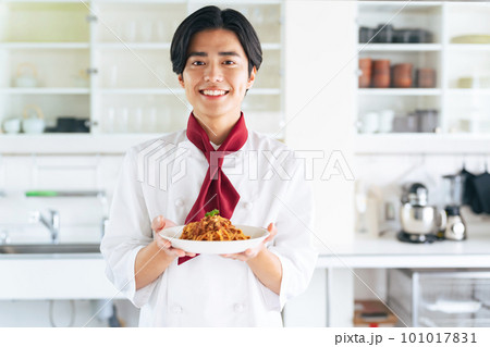 コックコートを着て料理を運ぶ男性 101017831
