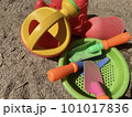 砂場で遊ぶ 101017836
