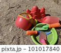 砂場で遊ぶ 101017840