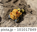 土を運ぶ車 101017849