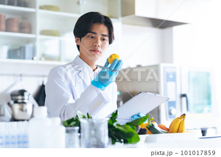 野菜や果物をチェックする研究者 101017859
