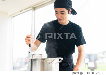 厨房で麺を茹でる飲食店店員 厨房で麺を茹でる飲食店店員 101017865