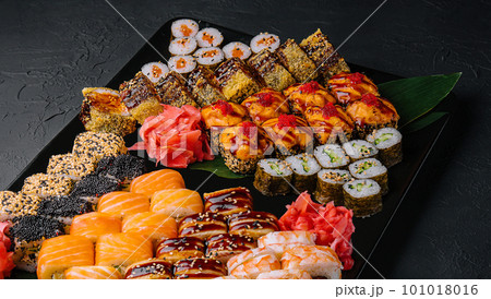 Sushi set on the black plate Sushi set on the black plate 101018016
