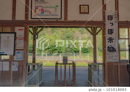 大隅横川駅の駅舎の中の風景 大隅横川駅の駅舎の中の風景 101018065