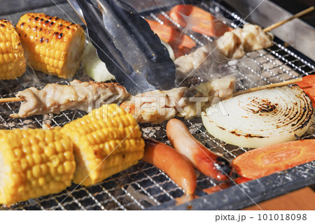 炭火で焼く美味しそうなバーベキュー 101018098