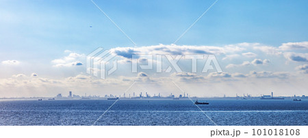 東京湾の海と都会の景色 東京湾の海と都会の景色 101018108