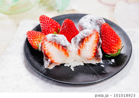 手作りのイチゴ大福 101018923