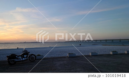 夕日とバイクと空港と海① 夕日とバイクと空港と海① 101019418