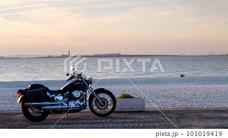 夕日とバイクと空港と海② 夕日とバイクと空港と海② 101019419