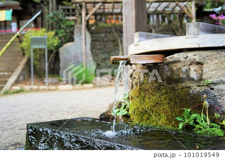 東京都調布市の深大寺にて撮影。流れ落ちる水 東京都調布市の深大寺にて撮影。流れ落ちる水 101019549