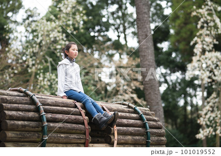 公園で遊ぶ女の子 公園で遊ぶ女の子 101019552