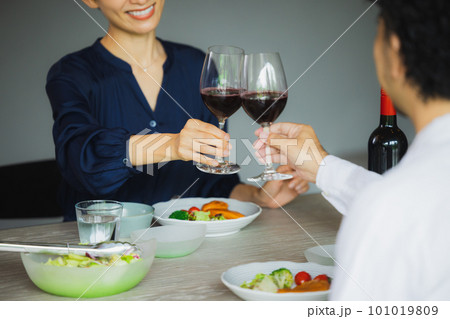 レストランで食事するカップル 101019809