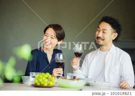 レストランで食事するカップル 101019821
