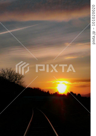 写真 夕陽に照らされた線路 線路は続くよどこまでも 写真 夕陽に照らされた線路 線路は続くよどこまでも 101020020