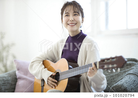ギターを弾く若い女性 101020794