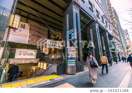 日本の東京都市景観 六本木ヒルズなどにアクセスできる六本木駅などを望む 日本の東京都市景観 六本木ヒルズなどにアクセスできる六本木駅などを望む 101021166