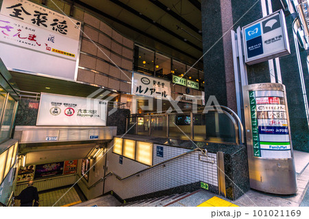 日本の東京都市景観　六本木ヒルズなどにアクセスできる六本木駅などを望む 101021169