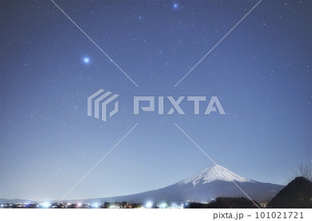 山梨県南都留郡富士河口湖町にて撮影。富士山と星空 山梨県南都留郡富士河口湖町にて撮影。富士山と星空 101021721